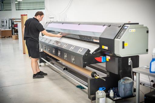 Berbagai jenis finishing digital printing seperti laminasi, Spot UV, emboss, dan hot foil
