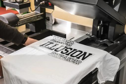 Proses desain sebelum cetak produk custom digital printing