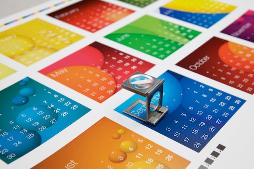 Metamerism dalam digital printing saat warna terlihat berbeda di bawah pencahayaan berbeda