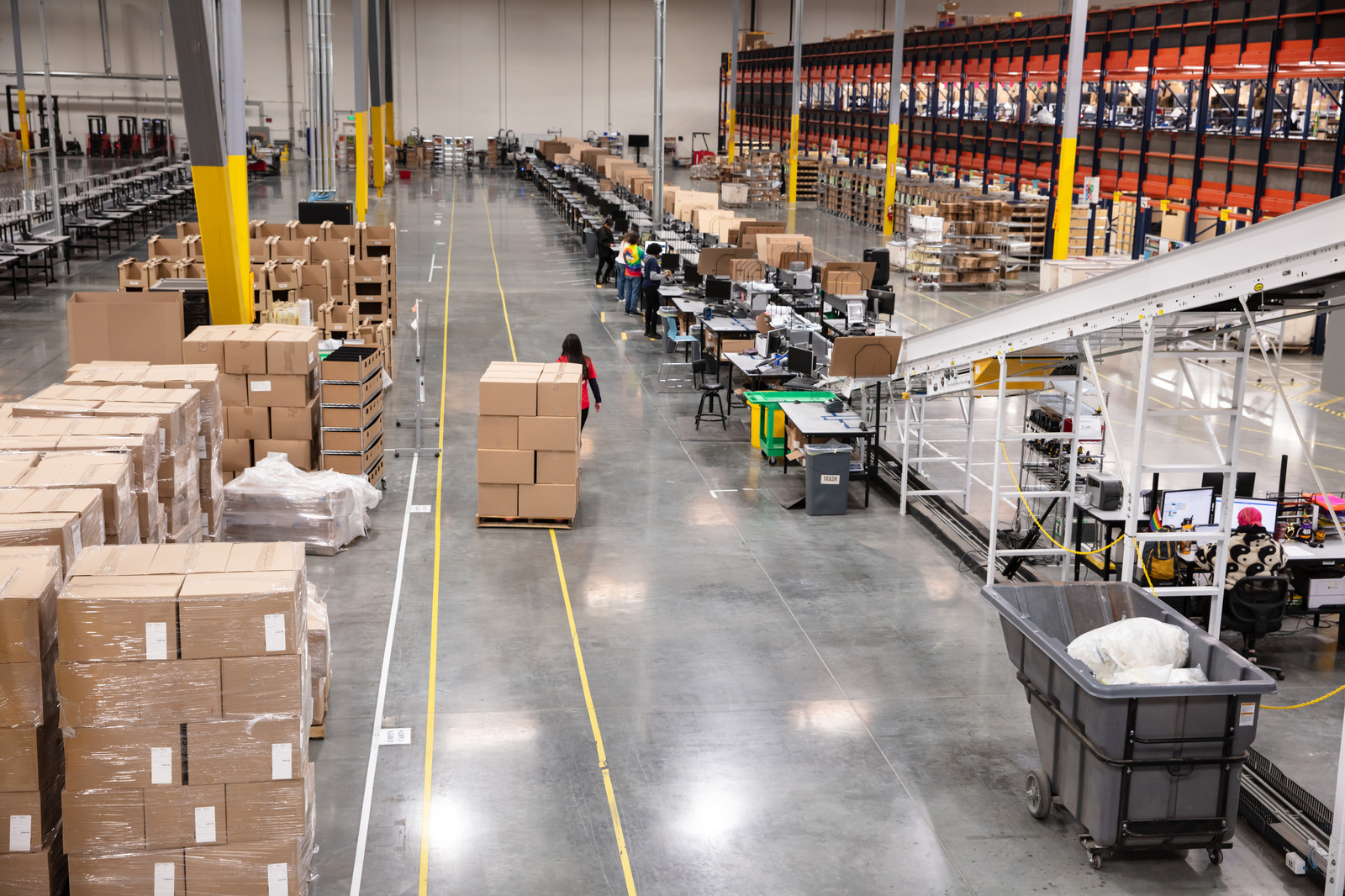 Gudang micro-fulfillment untuk produk cetak dan kemasan