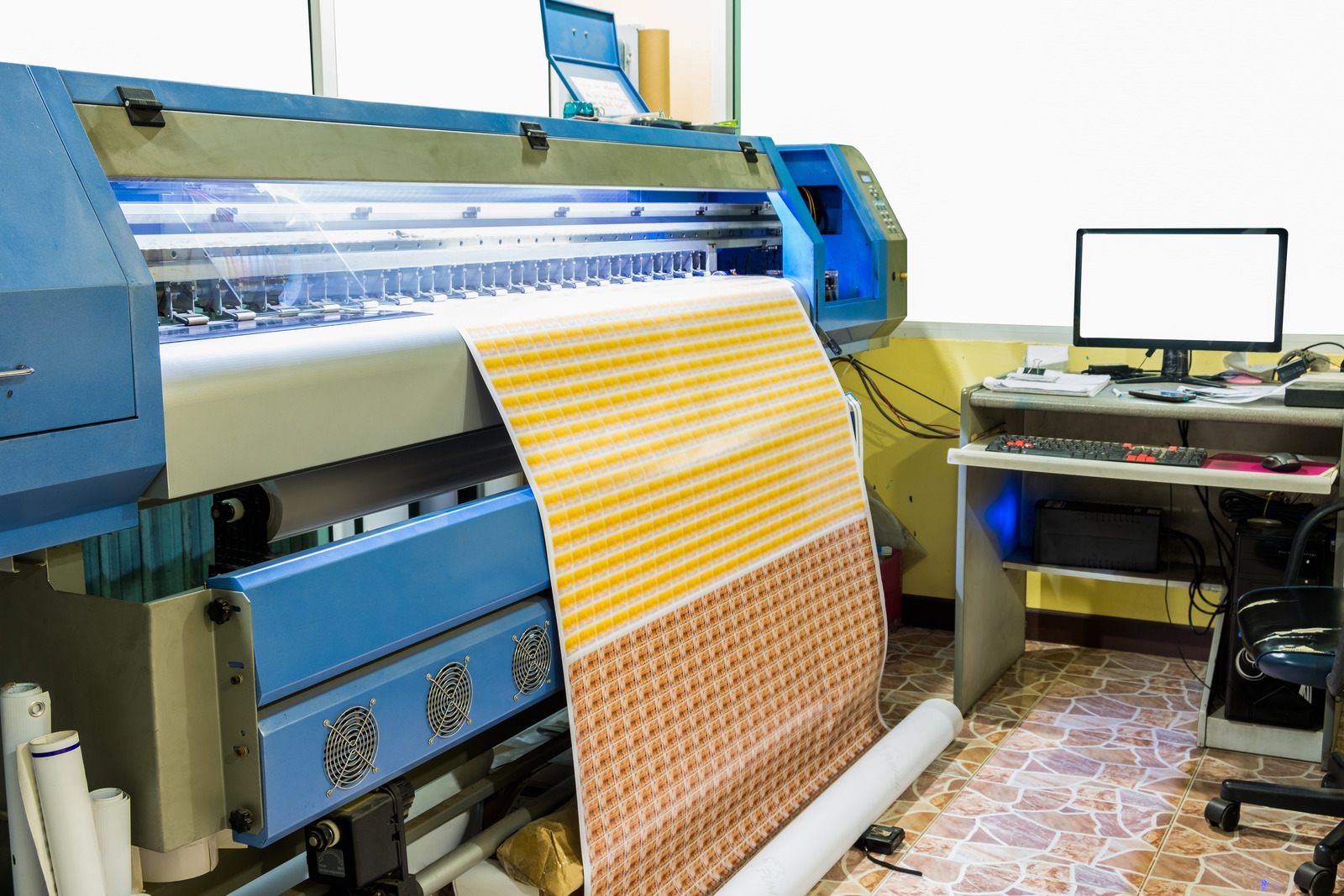 Susunan desain stiker dan label pada lembar material digital printing untuk mengoptimalkan penggunaan bahan