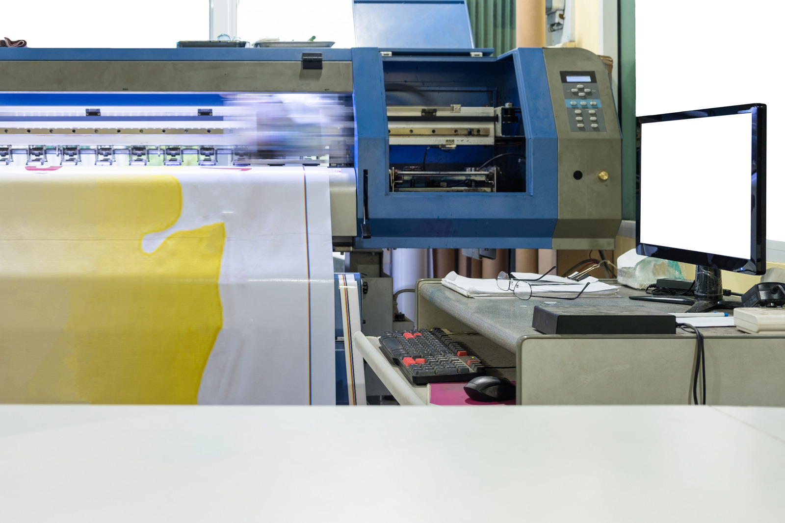Hasil cetak digital printing pada media vinyl yang diangin-anginkan sebelum proses laminasi