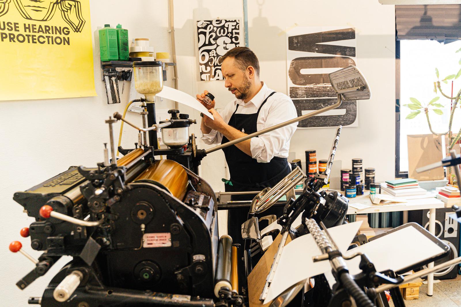 Overprint dan knockout dalam file cetak digital printing
