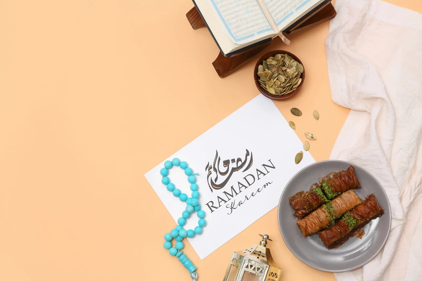 Contoh desain spanduk dan flyer Ramadan Lebaran untuk promosi bisnis