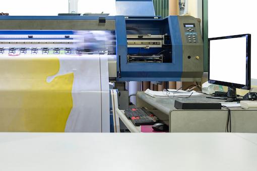Hasil cetak digital printing pada media vinyl yang diangin-anginkan sebelum proses laminasi