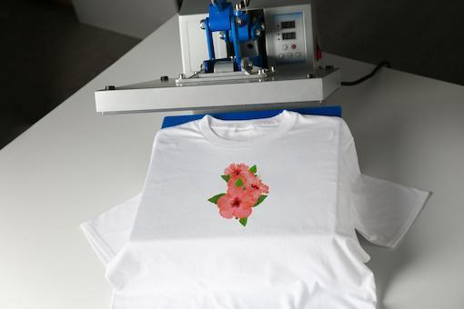 Proses produksi print-on-demand untuk UKM