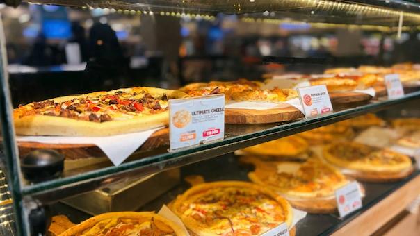 Produk dengan desain kemasan menarik yang menonjol di rak toko retail