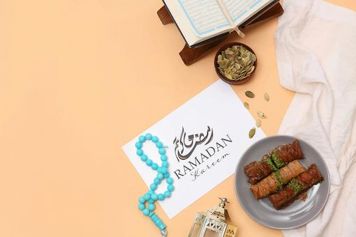 Contoh desain spanduk dan flyer Ramadan Lebaran untuk promosi bisnis