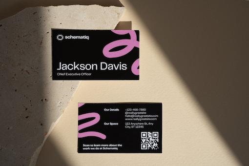 Contoh Variable Data Printing: brosur personal dengan nama dan QR code unik